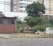 Terreno ao lado da casa é usado por usuários de crack, diariamente (Fotos: Mauro Teixera)