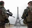 Militares franceses patrulham a torre Eiffel, em Paris.