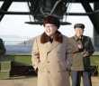 O líder norte-coreano Kim Jong Un acompanha o lançamento do míssil neste domingo