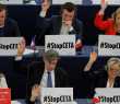 Bancada de eurodeputados em oposição ao CETA, o acordo de Livre Comércio entre o Canadá e a União Europeia. Embaixo, à direita, a líder da extrema-direita francesa, Marine Le Pen.