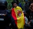 Migrante que cruzou cerca se enrola na bandeira espanhola