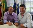 Prefeito Régis transmite cargo ao vice-prefeito, Charles