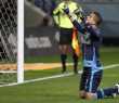 Marcelo Grohe comemora pênalti defendido contra o Atlético-PR