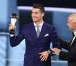 Cristiano Ronaldo exibe o troféu de melhor do mundo da Fifa
