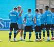 Renato Gaúcho conversa com jogadores do Grêmio durante treino