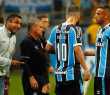 Roger (esq.) durante jogo do Grêmio