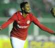 O atacante Diego, do Internacional, comemora o gol marcado contra o Figueirense