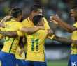 Jogadores do Brasil comemoram gol sobre a Colômbia, durante amistoso beneficente em apoio às vítimas da tragédia do voo da Chapecoense, no Rio