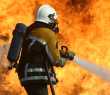 Bombeiro em treinamento de combate a incêndio