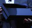 Andrew House, Presidente e CEO da Sony Computer Entertainment Inc., mostra um Playstation 4 no dia de seu lançamento