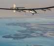 O avião solar Impulse 2 sobre Abu Dhabi