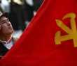 Soldado da Coreia do Norte faz reverência ao símbolo do comunismo durante marcha do 
