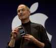 Steve Jobs apresenta o iPhone 2G, o primeiro da geração de smartphones da Apple, em 2007