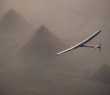 Avião Solar Impulse 2 sobrevoa as pirâmides, no Egito