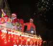 Chegada do Papai Noel encantou a criançada
