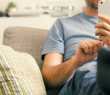 Smartphone no sofá: estudo mostra horário nobre das redes sociaisl