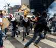 Manifestantes em confronto com tropas do governo em Caracas
